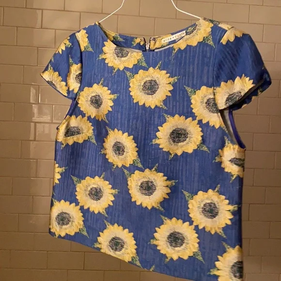 Alice + Olivia blue sunflower print jacquard style fabric short sleeve top - Picture 3 of 4